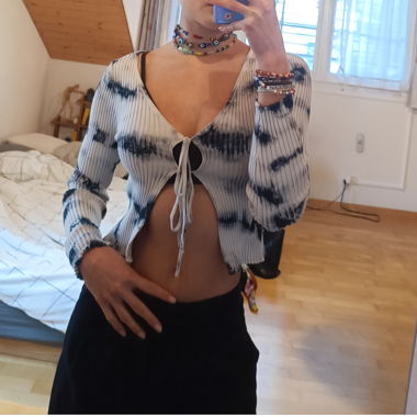 süsses Strickjäggli mit Schleifen fairy