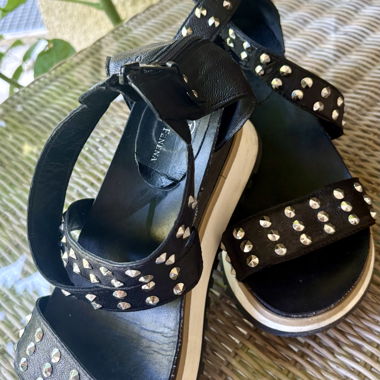Schwarze Nieten-Sandalen
