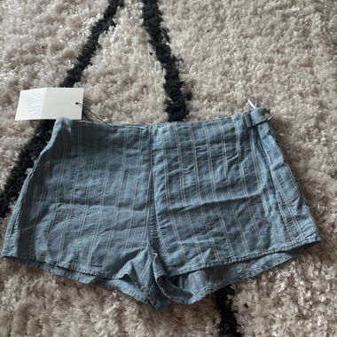 Blau gestreifte Shorts