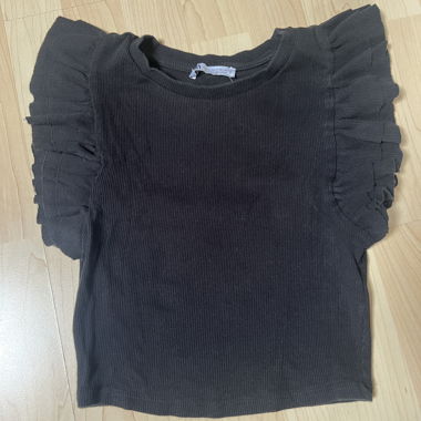 Top nero con volant di Zara