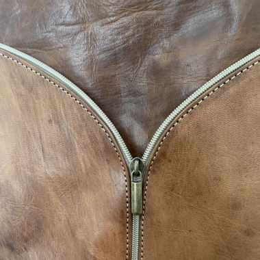 Leather bag with decorative zipper in the front 