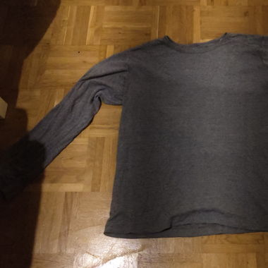Grauer Pullover 
