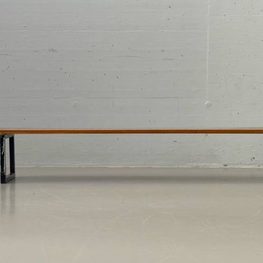 Panca in legno con struttura in metallo