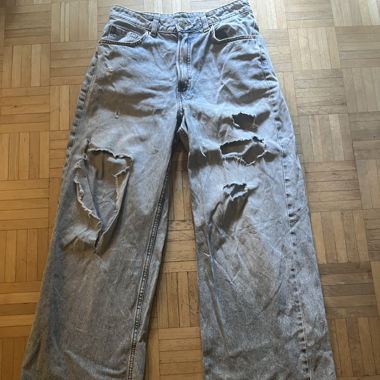 Jeans mit hellem Wasch und Rissen