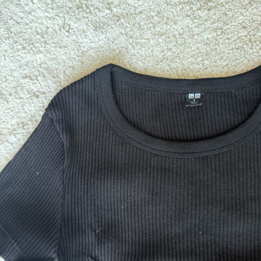 UNIQLO Schwarzes Ripp-T-Shirt