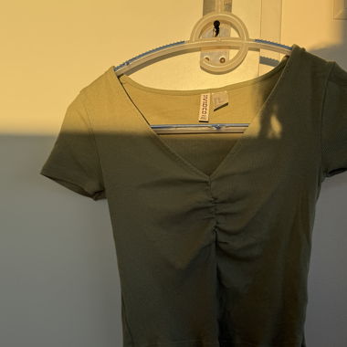 T-shirt à encolure en V en olive
