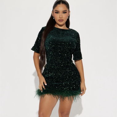 Mini abito verde con paillettes e orlo in piume