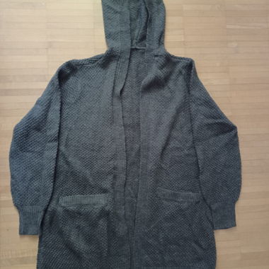 Graue Strickjacke mit Kapuze