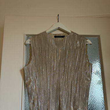 Blouse sans manche dorée 