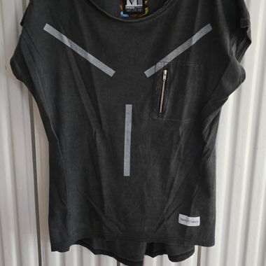 T-shirt nero con tasca