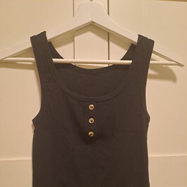 Schwarzes Croptop mit Rüschen & Knöpfe