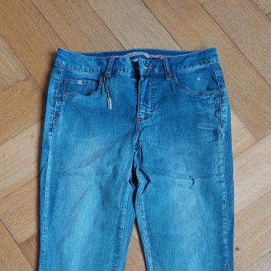 Jeans mit Applikationen