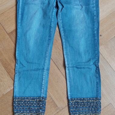 Jeans mit Applikationen