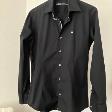 Schwarzes Slim-Fit-Hemd