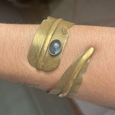 Goldfarbige Messing Armspange mit Labradorit Stein