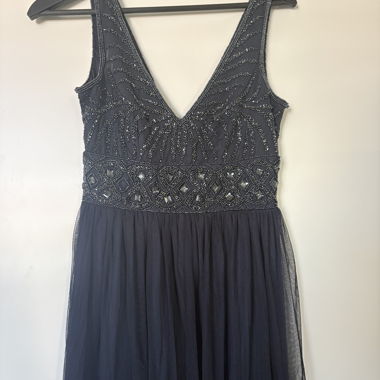 Schwarzes Abendkleid mit Perlen