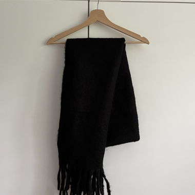 Écharpe noire à franges
