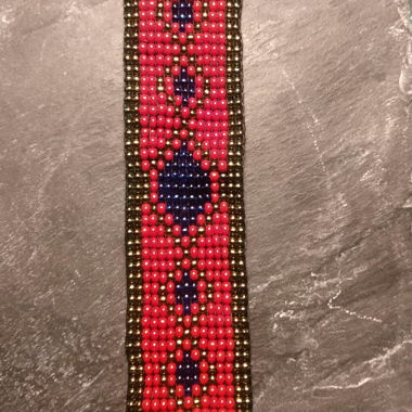 Beaded bracelet with pattern