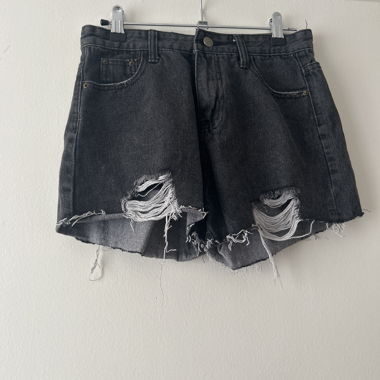 Zerrissene schwarze Jeansshorts