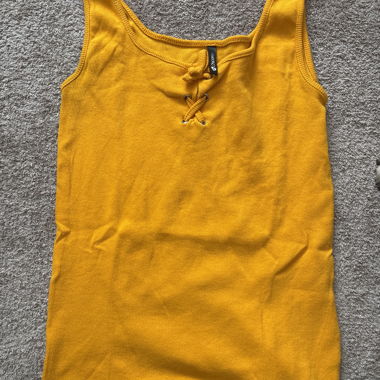 Débardeur jaune avec détail lacé