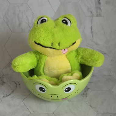 Grenouille en peluche avec bol de muesli