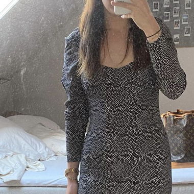Kurzes Kleid mit Puffärmeln