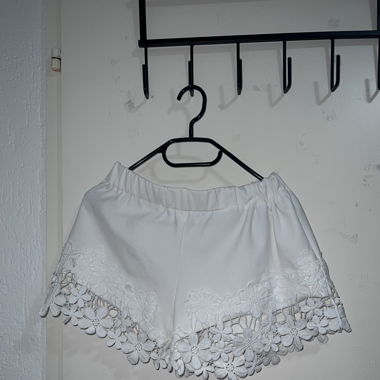 Weiße Shorts mit floraler Spitzenborte