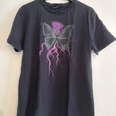 T-shirt noir avec papillon
