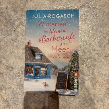 Wintertee im kleinen Büchercafe am Meer