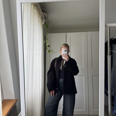 Schwarze Jacke mit Reissverschluss