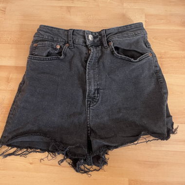Shorts en jean noirs avec franges