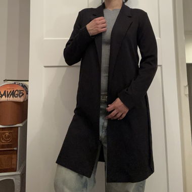 Schwarzer Mantel