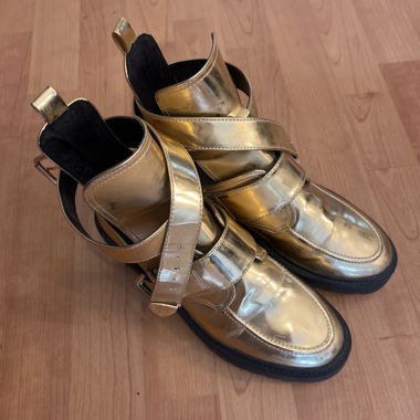 Chaussures dorées à boucles