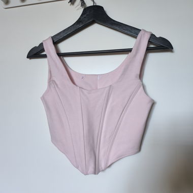 Rosa Crop Top mit Corsagen-Schnitt