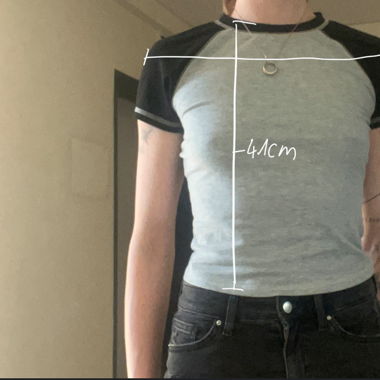 Schwarzes und graues T-Shirt