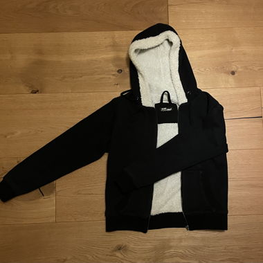 Gefütterter schwarzer Kapuzenpullover
