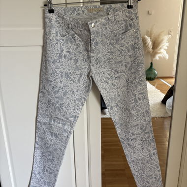 Weiss-hell blaue gemusterte Damenjeans