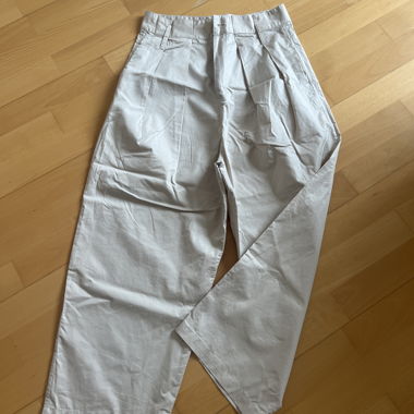 Pantaloni beige Zara a botte con pence