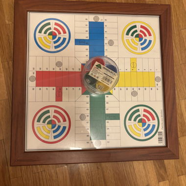 Parchis plateau de jeu et pions 