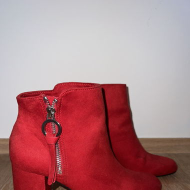 Rote Stiefeletten mit Absatz