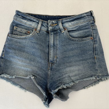 Jeansshorts aus blauem Denim (Used-Look)