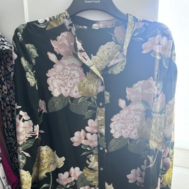 Bluse in Grün mit Blumen