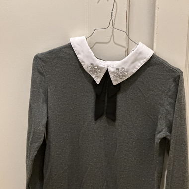 Pull gris avec col blanc orné 