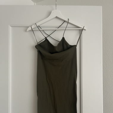 Kleid mit Rückenausschnitt
