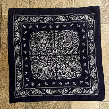 Dunkelblaues Bandana mit Paisley-Muster