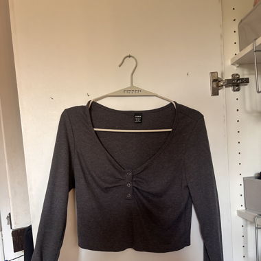 Langarmshirt mit Knöpfen