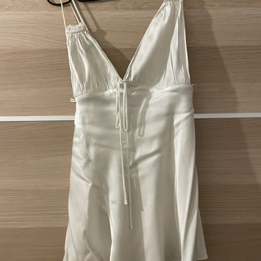 Weisses satinähnliches Top mit Trägern