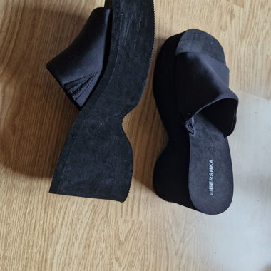 Paio di sandali con zeppa neri Bershka