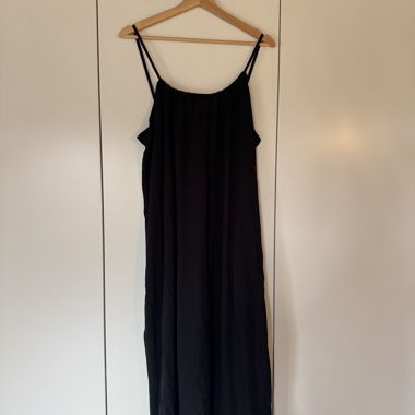 Robe noire à bretelles