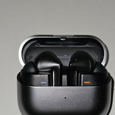 Galaxy Buds 3 Pro & Watch Galaxy 6 with accessories